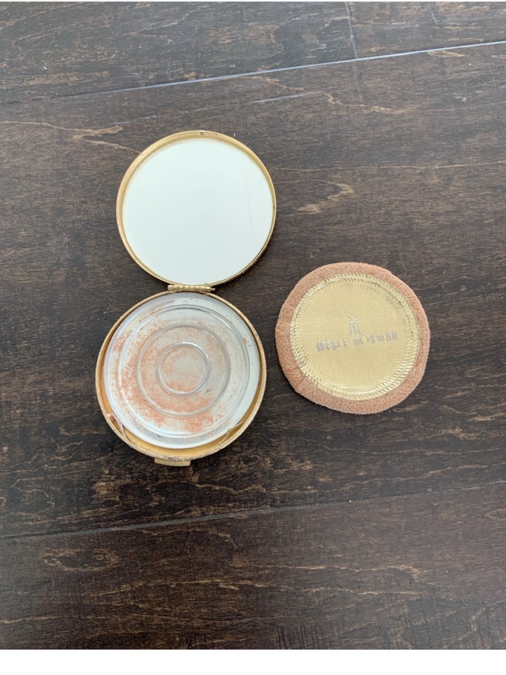 Vintage MERLE NORMAN Gold Tone Floral Compact Mirror Inside - EMPTY - Picture 3 of 4